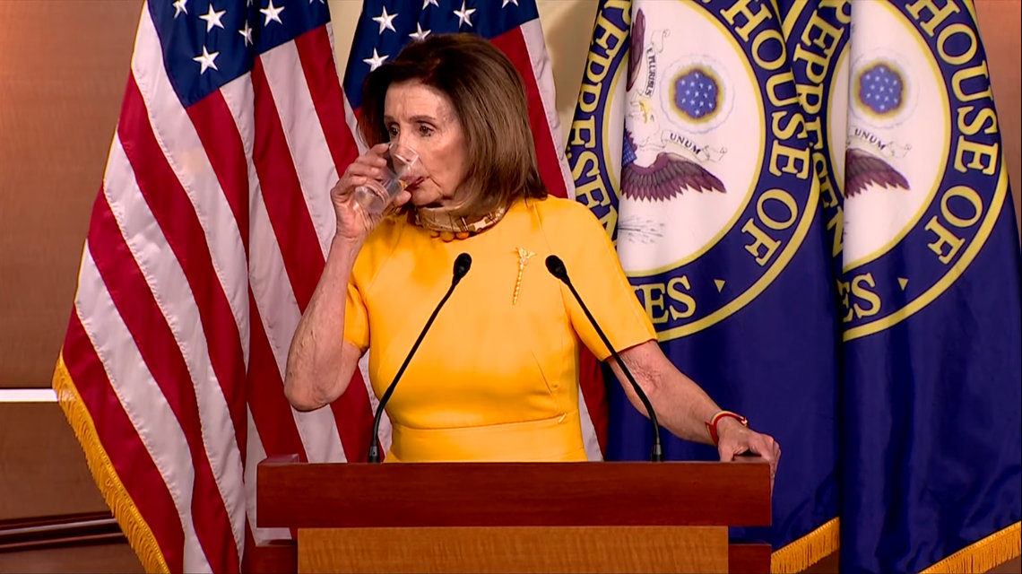 Nancy Pelosi iszik
