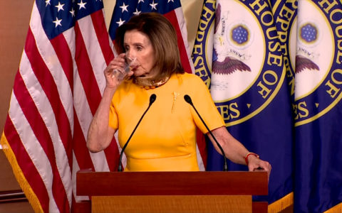 Nancy Pelosi iszik