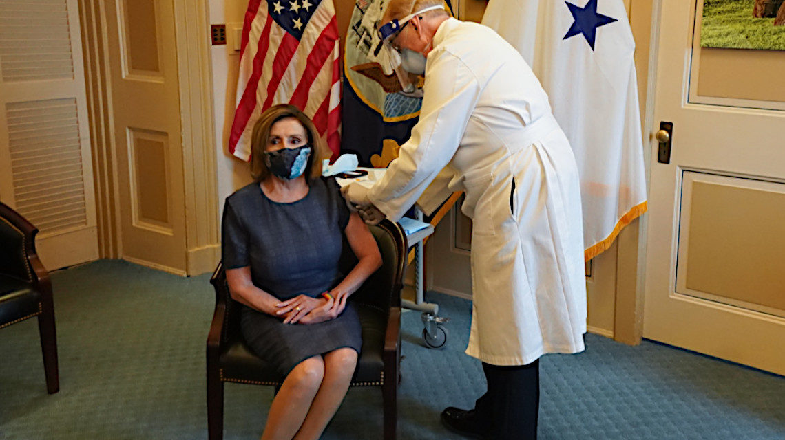 Nancy Pelosi oltást kap