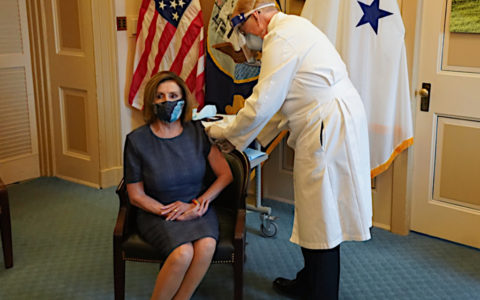 Nancy Pelosi oltást kap