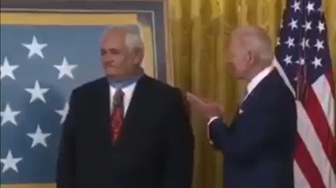 joe biden fordítva kitüntetés