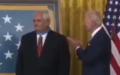 joe biden fordítva kitüntetés