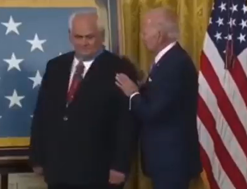 Joe Biden veterán kitüntetése fordítva