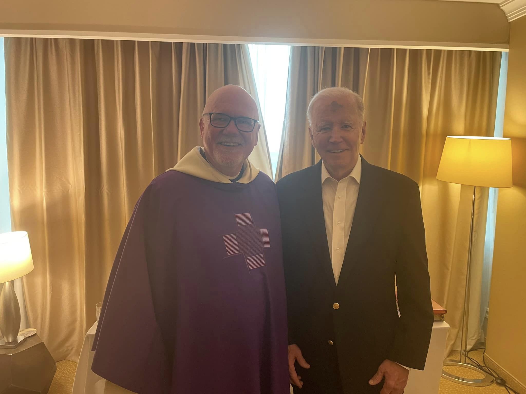 Wiesław Dawidowski fényképe Joe Bidenről és a hamvazószerdai szertartásról
