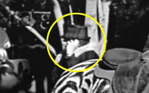 Mobilozó alak egy Chaplin filmben