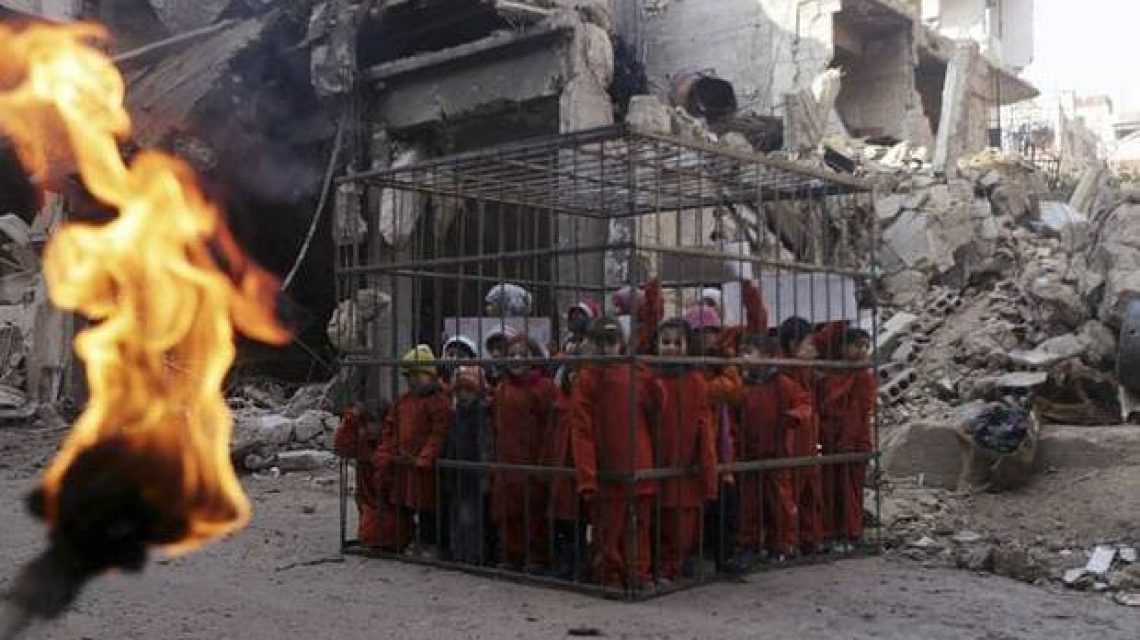A képen nem ISIS által elégetett gyerekek láthatók, hanem egy szíriai tüntetés résztvevői.