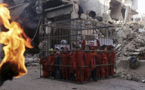 A képen nem ISIS által elégetett gyerekek láthatók, hanem egy szíriai tüntetés résztvevői.