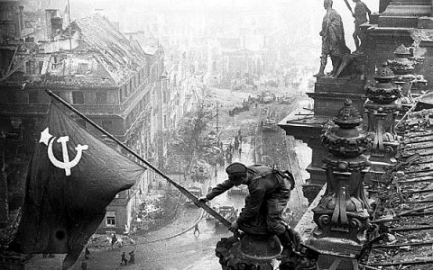 Reichstag szovjet zászló