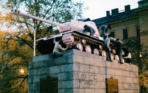 Prága rózsaszínű tank