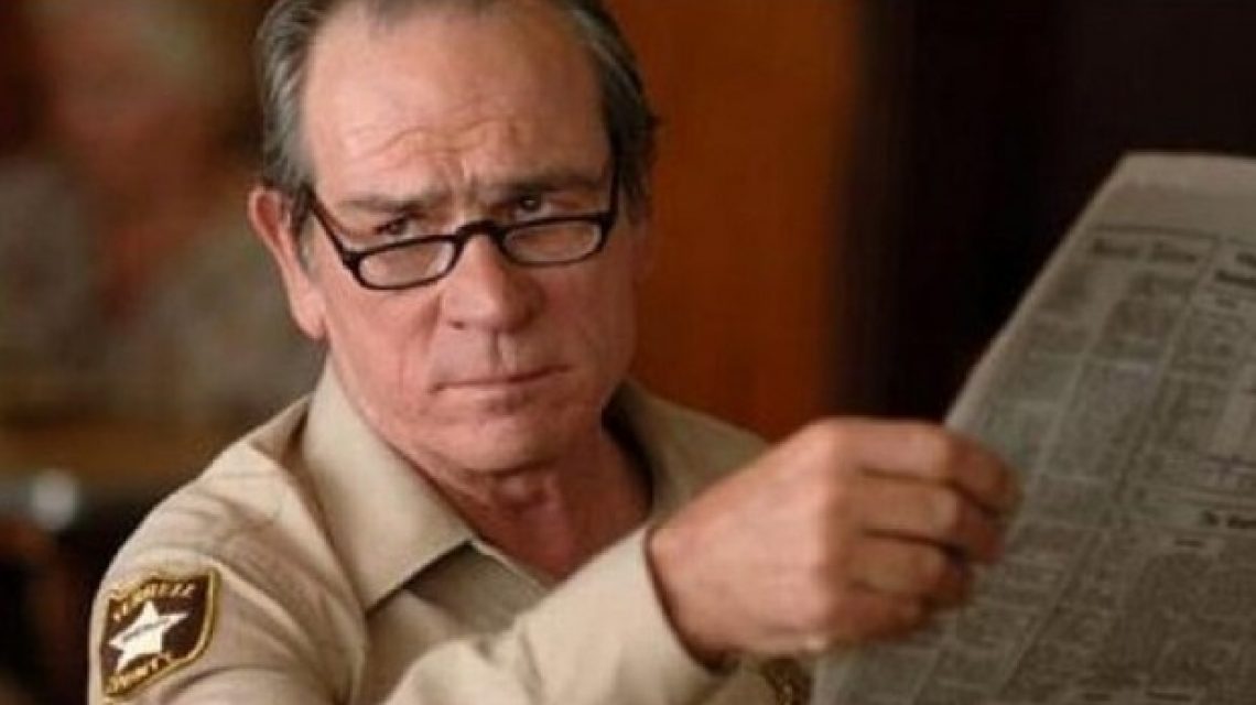 tommy lee jones újságot olvas